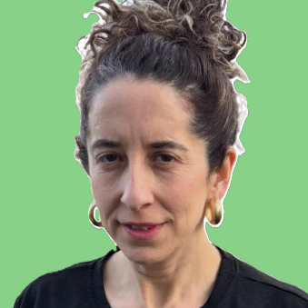 Carmen Moreda Retrato de una mujer mayor con gafas, sonriente, sobre un fondo verde.