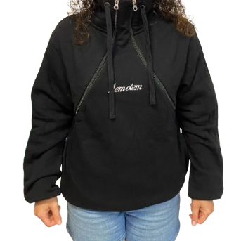 Sudadera negra con capucha y diseño en el pecho, llevada por una persona con cabello rizado.