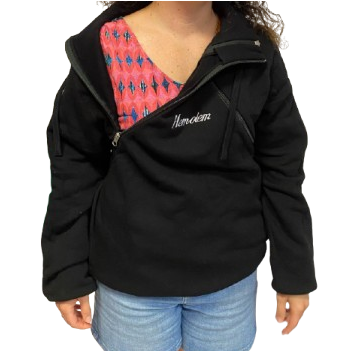 Persona con sudadera y acceso a catéter