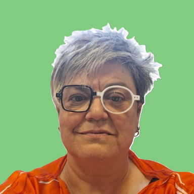 Carmen Moreda Retrato de una mujer mayor con gafas, sonriente, sobre un fondo verde.