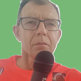 Tamara Pérez Mujer sonriente con sudadera colorida sobre fondo verde claro.