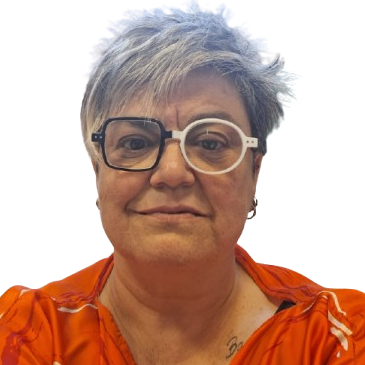 Mujer sonriente con cabello corto y prendas de colores brillantes.